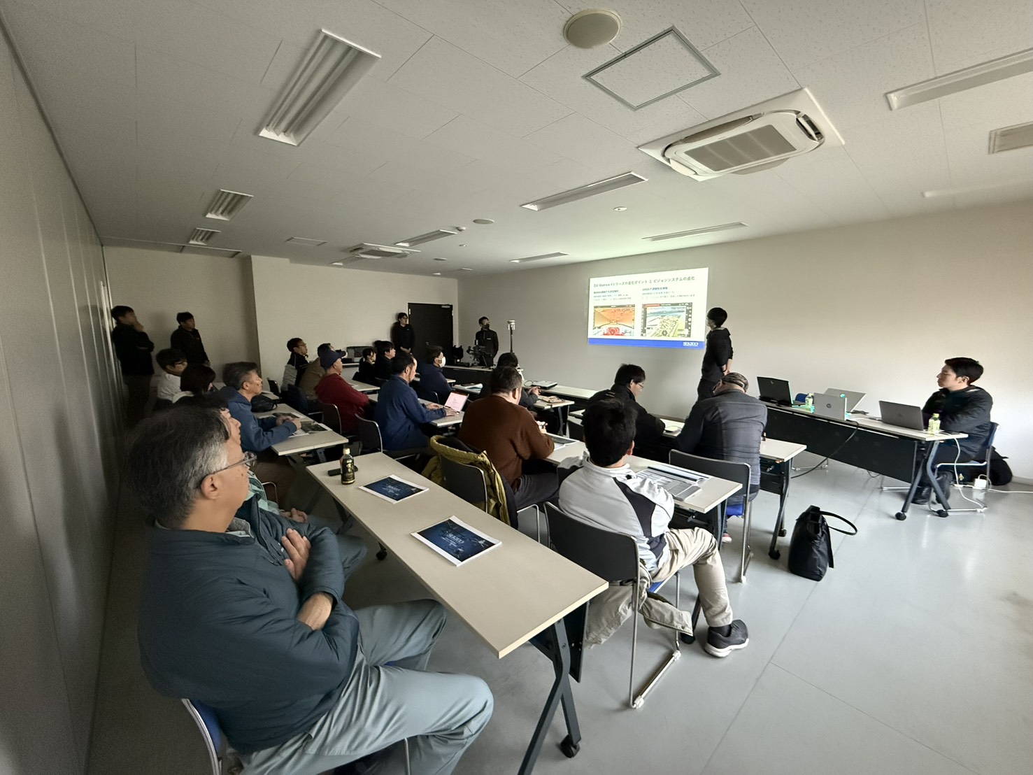 屋外での測量実演・機材説明の様子